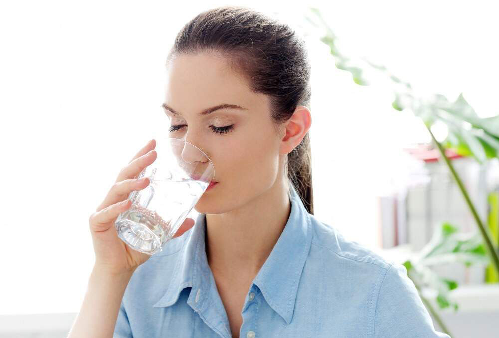 نوشیدن آب - 12 غذای مفید برای دندان ها